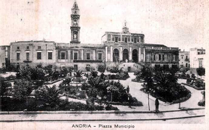 andria-piazza-municipio-primi-del-novecento-foto-d-epoca