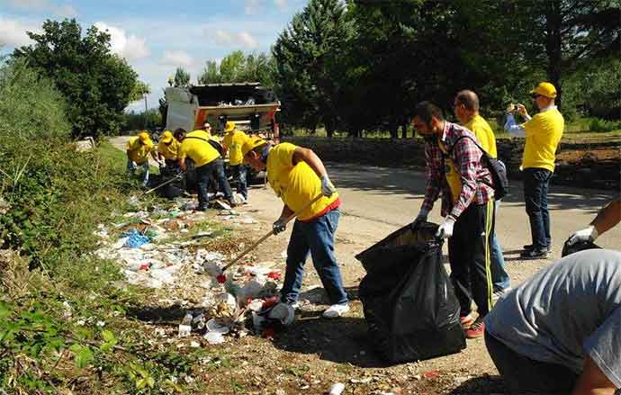 Nella Foto: i volontari di Legambiente ripuliscono un'area nei pressi di un uliveto durante una precedente iniziativa