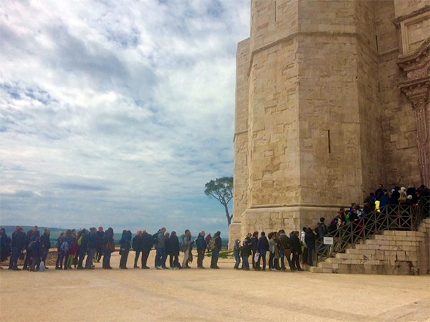 fila-coda-immensa-lunghissima-a-castel-del-monte-nel-giorno-di-pasquetta-2016