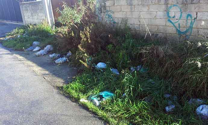 rifiuti-abbandonati-andria-zona-parcheggio-cimitero-4