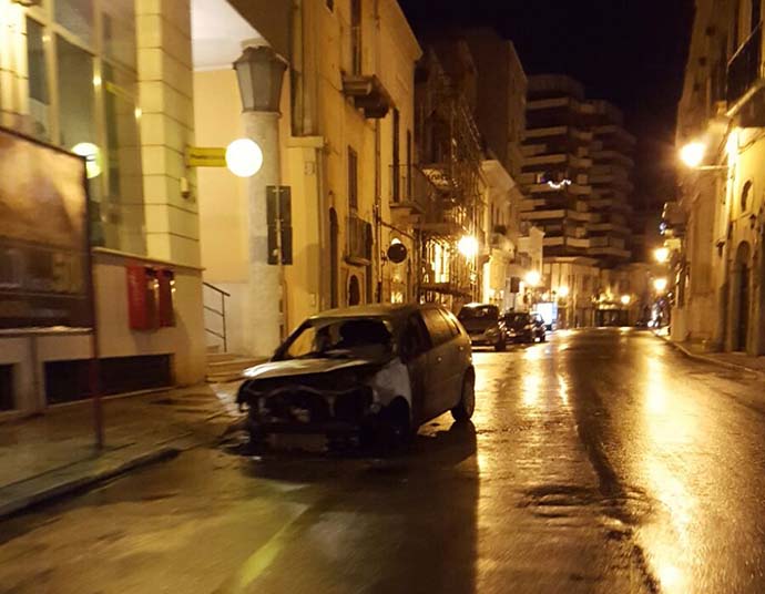 auto incendiata via bovio andria jpg