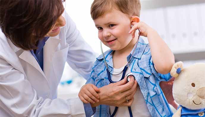 pediatra-medico-bambino-