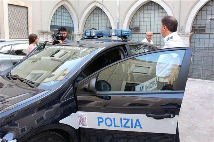 Usi-il-cellulare-mentre-guidi-La-Polizia-Municipale-di-Andria-ti-vede-dall’auto