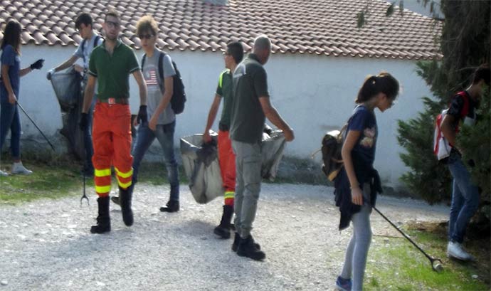 volontari-guardie-federiciane-giornata-ecologica-castel-del-monte-andria-puglia-