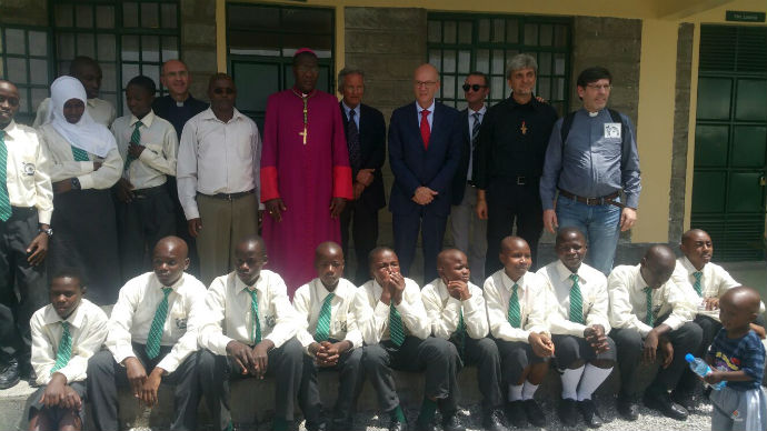 Foto di gruppo con gli studenti dopo l’inaugurazione della Scuola (2)