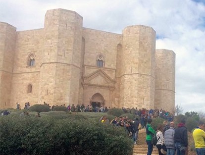 castel-del-monte-coda-immensa-turisti