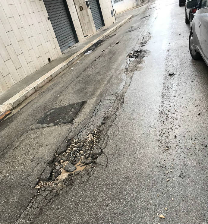 asfalto rovinato via cardona andria