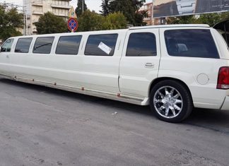 Andria: compare mastodontica limousine parcheggiata dietro un Apecar