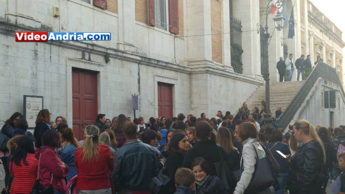 Andria: le mamme si radunano inaspettatamente sotto Palazzo di città “hanno colpito gli innocenti” – video