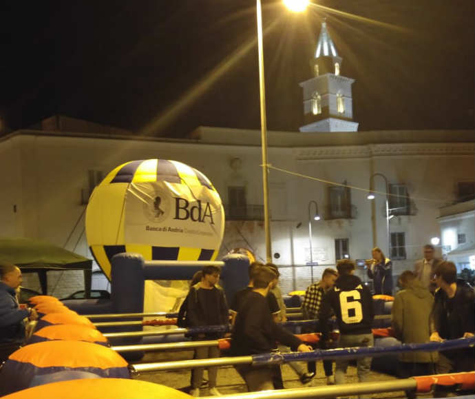 Andria – calcio balilla umano in Piazza Catuma: sano divertimento per tutti – video