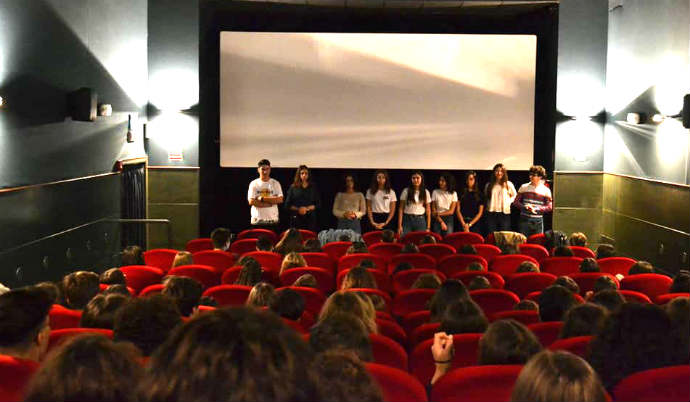 Andria: sala piena per la prima di “Davanti all’altro”, il film contro il razzismo girato in città – video
