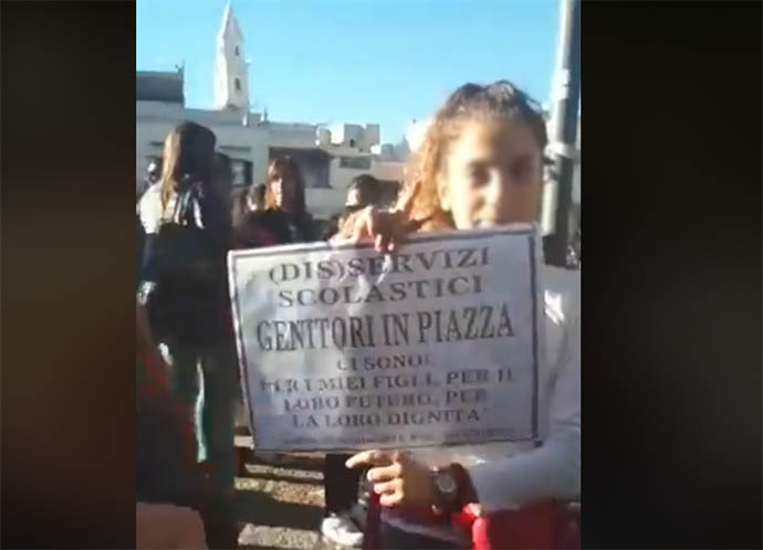 Andria: in diretta video da Piazza Catuma – i cittadini protestano