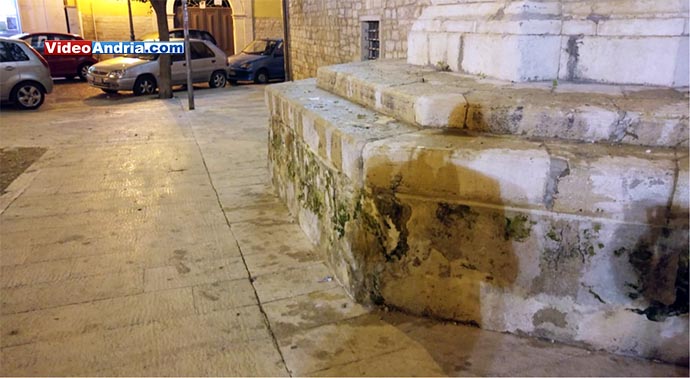 urine andria piazza la corte cattedrale pipi