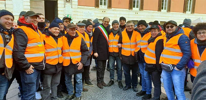 Nicola Giorgino Sindaco di Andria protesta a Bari con i gilet arancioni