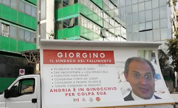 Ad Andria il PD firma manifesti mobili anti-Giorgino “Il Sindaco del fallimento”