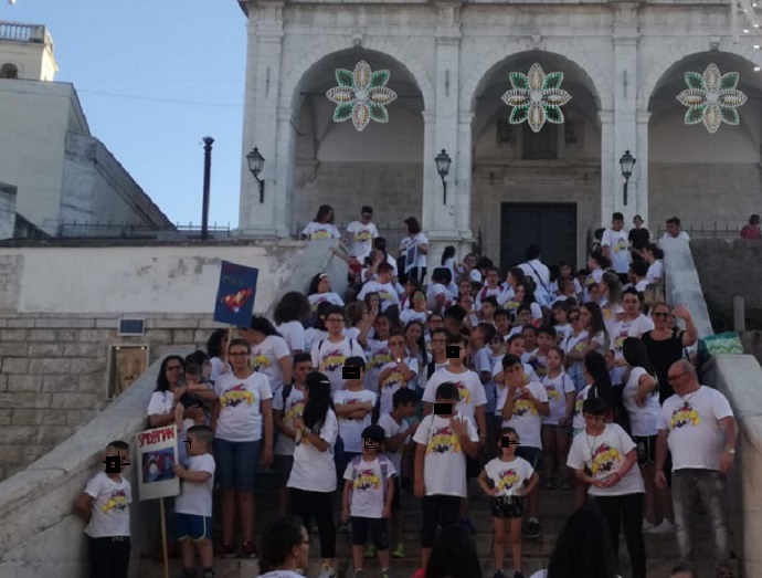 Andria: i bambini chiedono la legalità con un flash mob sotto la chiesa – video