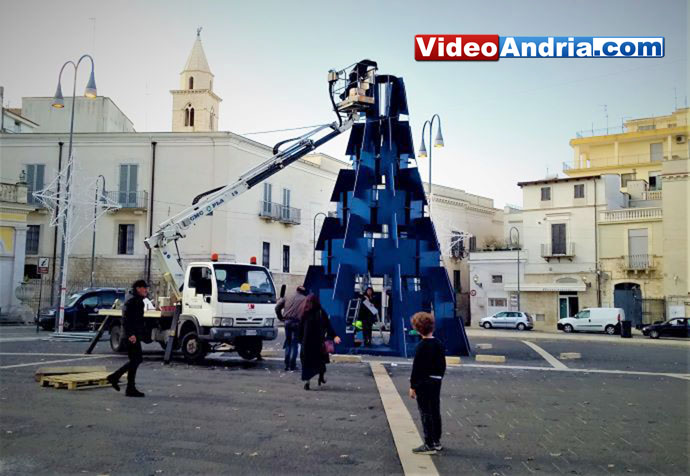 Natale ad Andria: un “albero blu” in piazza Catuma, spettacolo di luci visitabile all’interno. Le immagini in anteprima