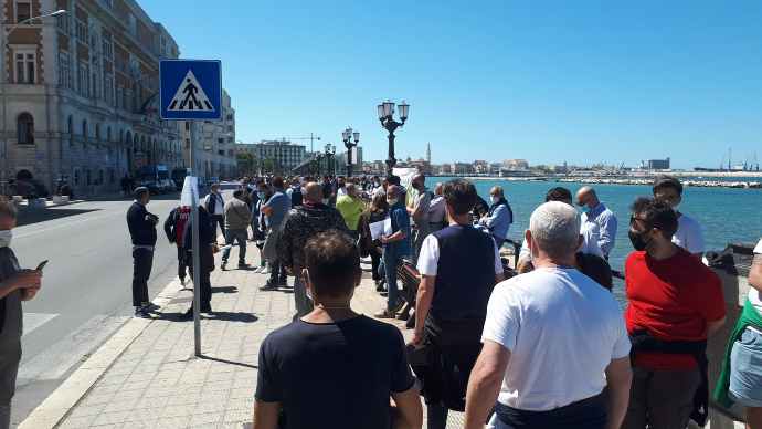 manifestazione venditori ambulanti lungomare bari 2020