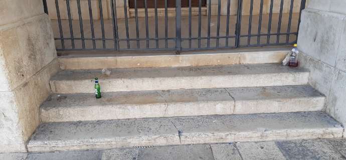 bottiglie rifiuti cattedrale andria