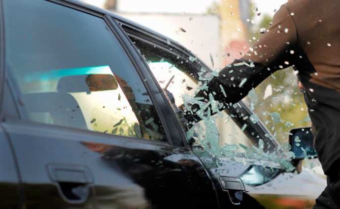 rapina ladri auto criminalita rottura vetro