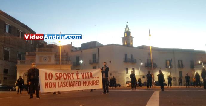 protesta piazza catuma andria palestre 2