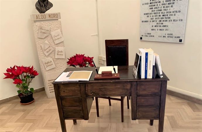 foto ingresso a destra della sala Consiliare e il busto di Aldo Moro1