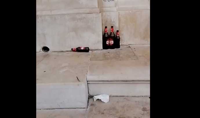bottiglie birra abbandonate monumento caduti andria parco iv novembre inciviltà