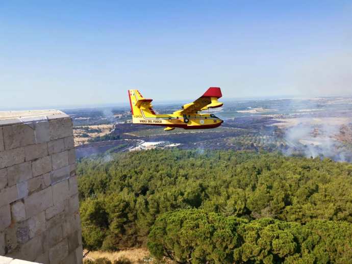 aereo castel del monte incendio