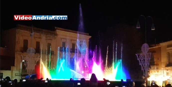 Andria: ecco le affascinanti fontane danzanti, ecologiche e amiche degli animali. Anche il tricolore con l’inno nazionale riunisce gli andriesi in Piazza Catuma – VIDEO