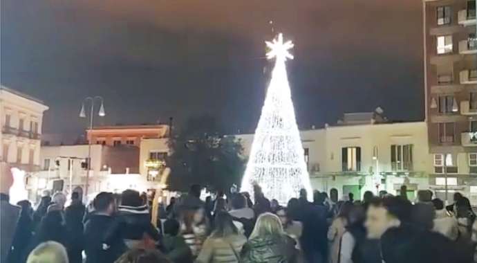 Natale ad Andria, in Piazza Catuma torna la convivialità con l’accensione dell’albero – video