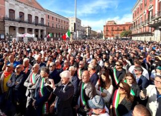 Crisi dell’olio, manifestazione a Bari: in migliaia i produttori olivicoli pugliesi davanti alla Prefettura